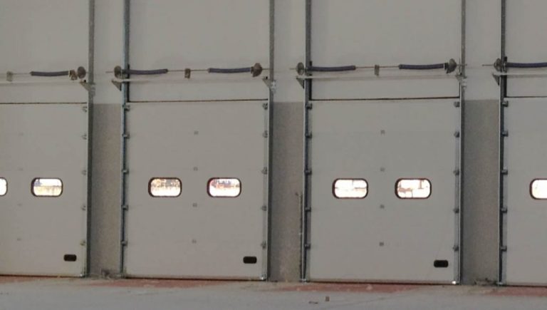Armo Industrial manually-operated doors