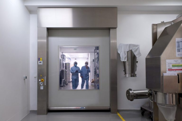 High-speed roll-up door EFA-SRT® CR Premium.
